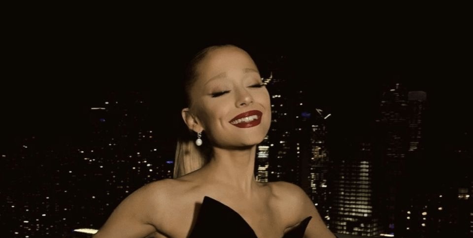 Discovery splash banner for ノblushey・#arianagrande era ・pfps ・daily giveaways Discord server